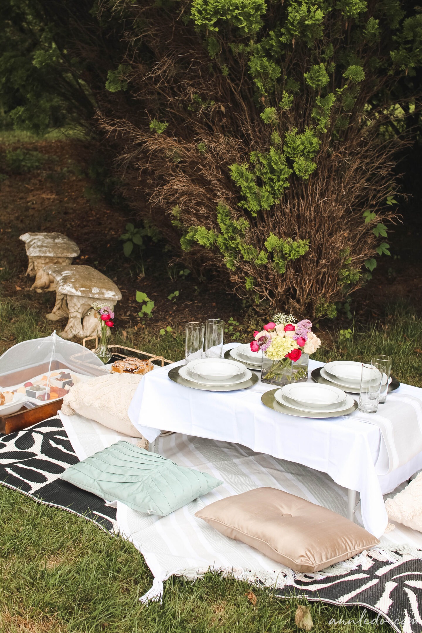 Creating the Perfect Picnic // Classic + Fancy Picnic Guides